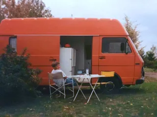 Vanever Gründer vor altem Camper